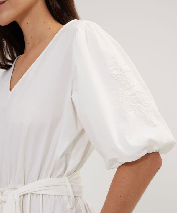 Vestido Unicolor Con Bordado