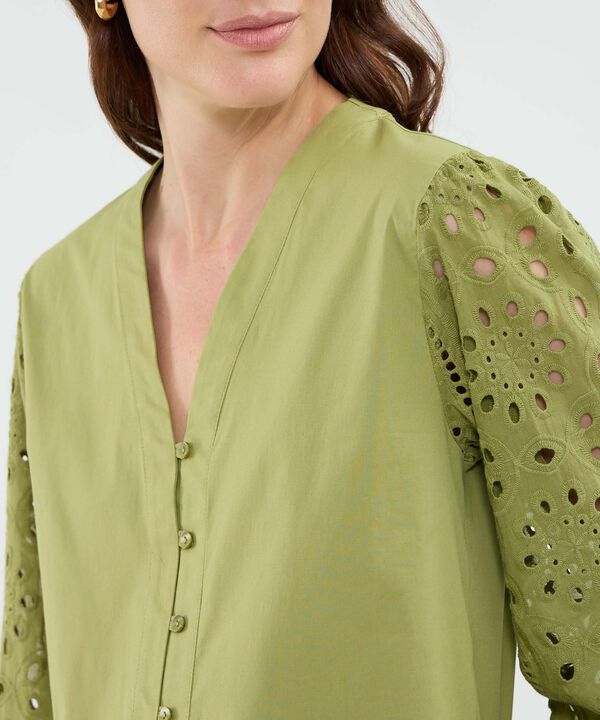 Blusa manga larga con ojalillo para mujer image number null