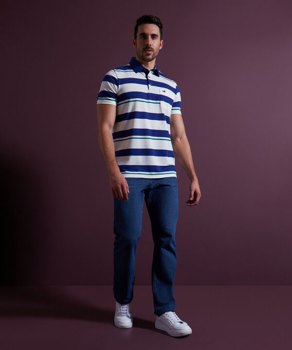 Polo Preteñida Cuello Duro Con Bolsillo, Pechera Y Banda En Contraste Unicolor, Silueta Regular Fit image number null