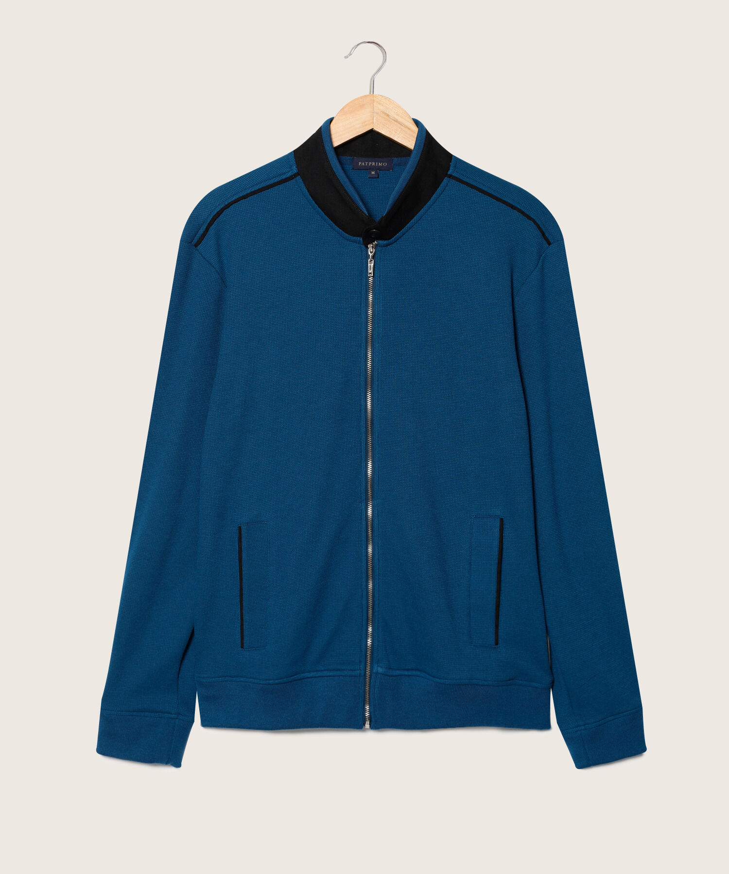 Buzo Abierto Tipo Bomber, Cuello Nerú, Bolsillos Ribete Laterales, Puños Tejidos Y Detalles En Hombros