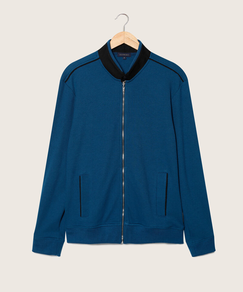 Buzo Abierto Tipo Bomber, Cuello Nerú, Bolsillos Ribete Laterales, Puños Tejidos Y Detalles En Hombros