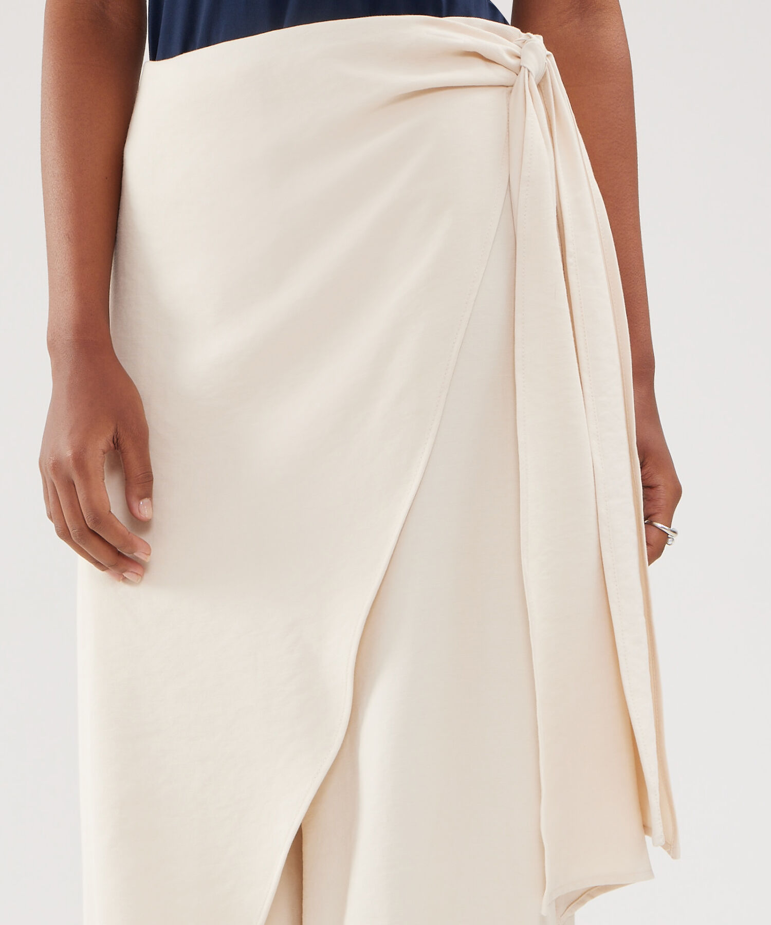 Pantalon Unicolor Con Sobrecapa