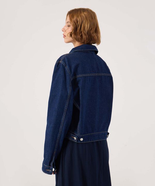 Chaqueta trucker en tono azul oscuro 