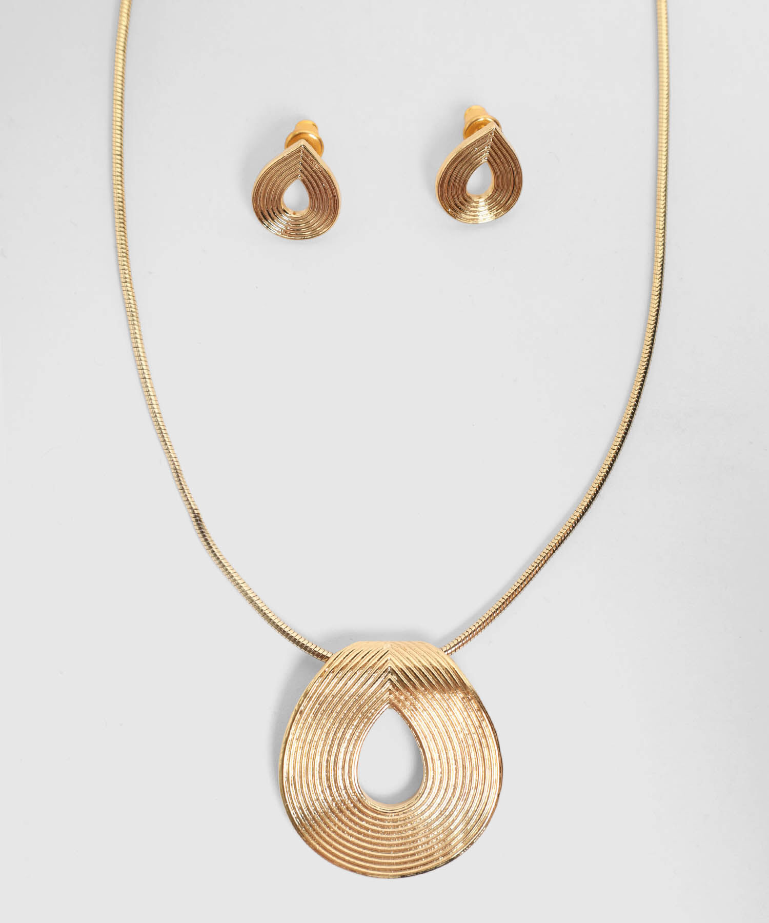 Set Collar y Aretes Texturizados Mujer