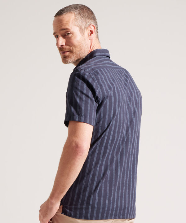 Camisa con Estampado Tropical de Hojas