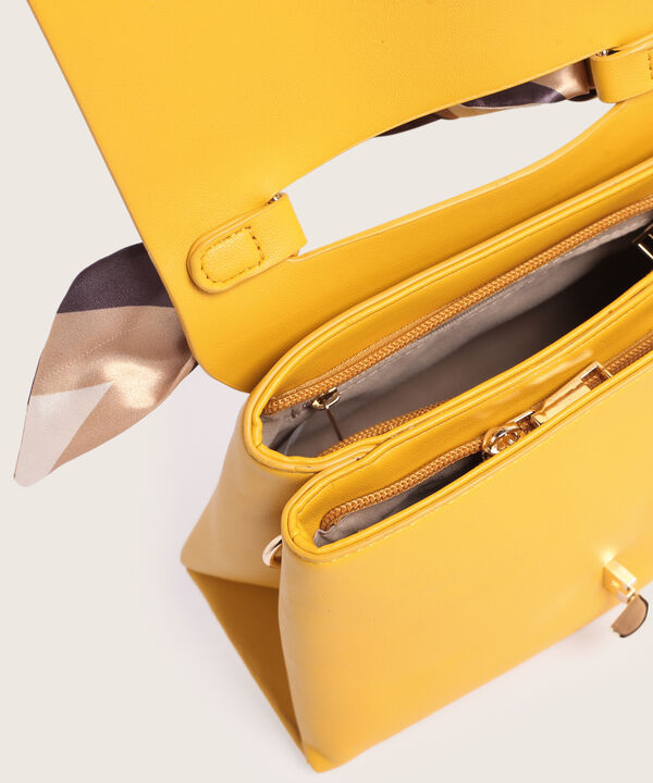 Bolso Con Pañuelo En Manija