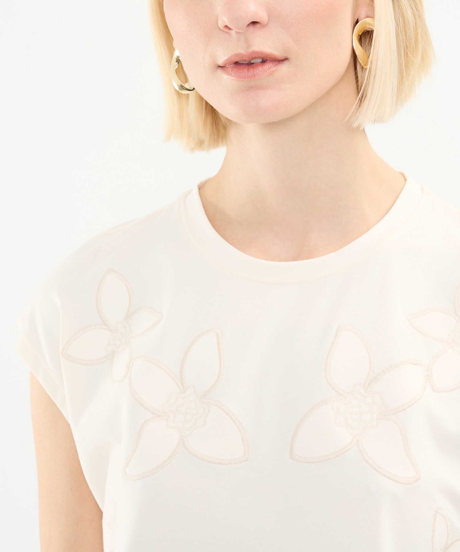 Camiseta con Bordado Floral
