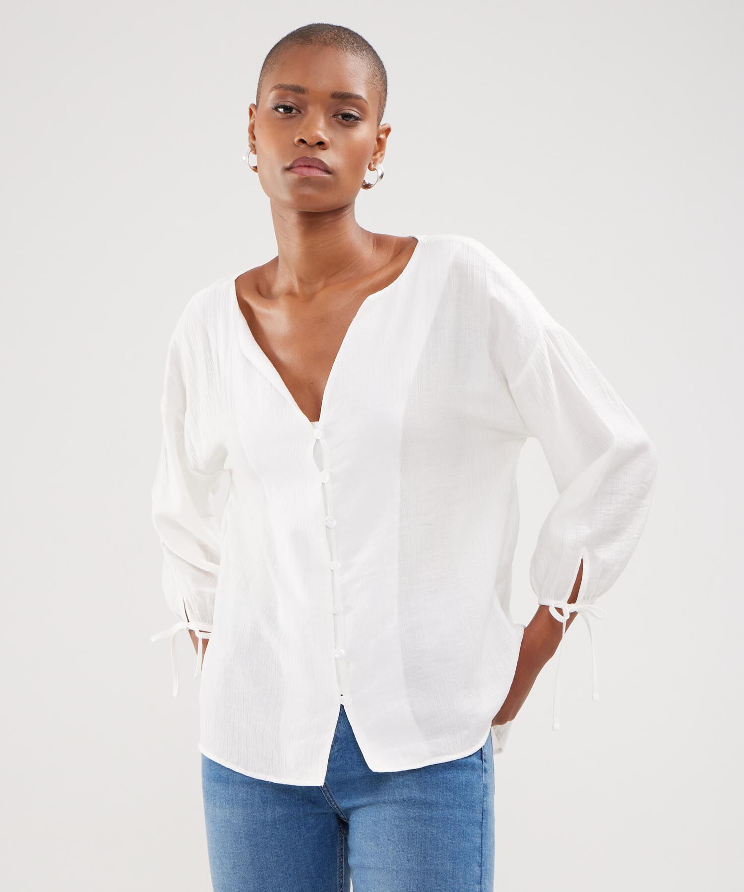 Blusa Unicolor Textura Manga Larga Con Anudado Y Botonadura En Frente