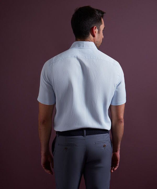 Camisa Estampada Con Textura, Manga Corta Con Bolsillo Y Silueta Regular Fit