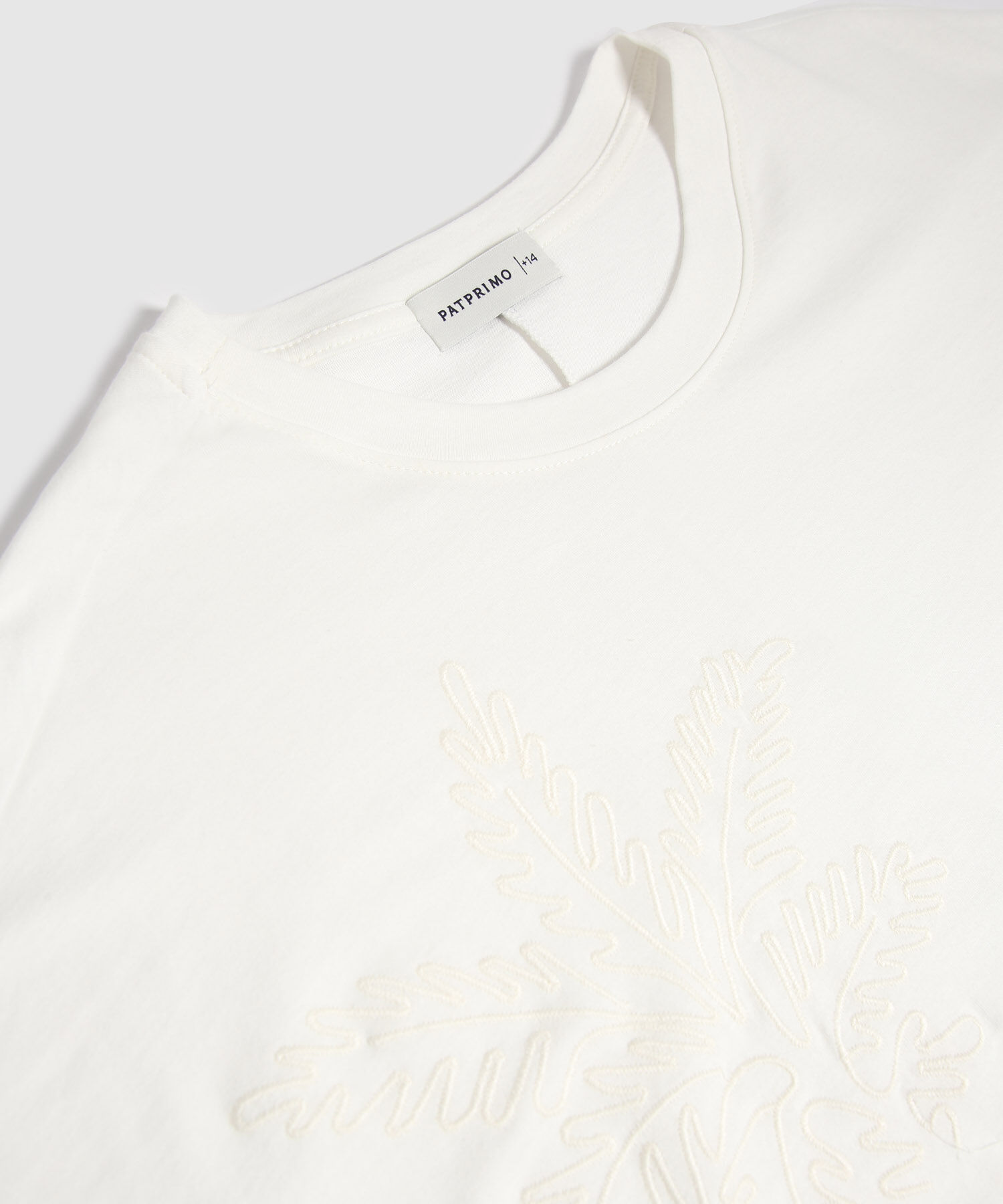 Camiseta Unicolor Con Bordado En Frente