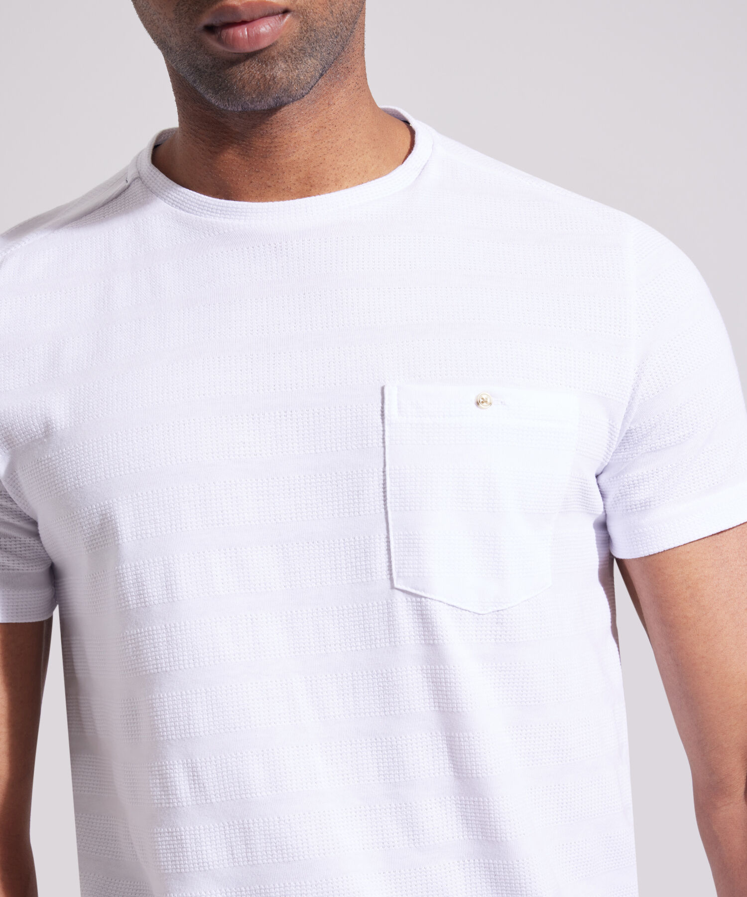 Camiseta Unicolor, Cuello Redondo Con Bolsillo De Parche