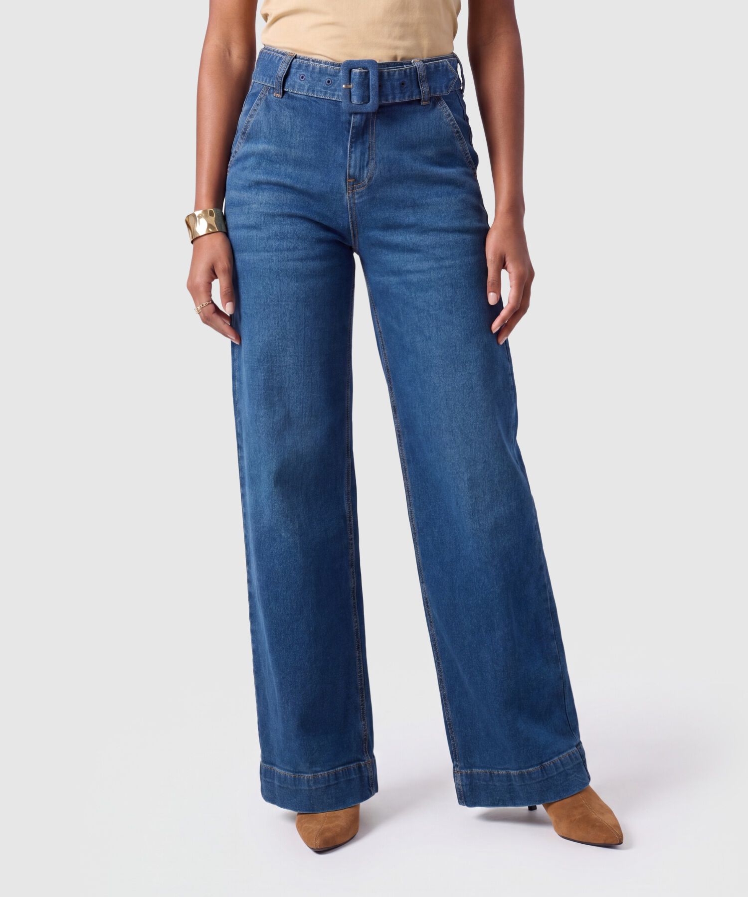 Jeans De Bota Ancha Con Cintur&oacute;n Forrado Mujer