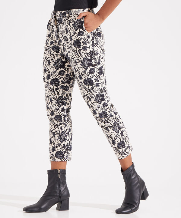 Pantalón Capri Con Estampado Floral image number null