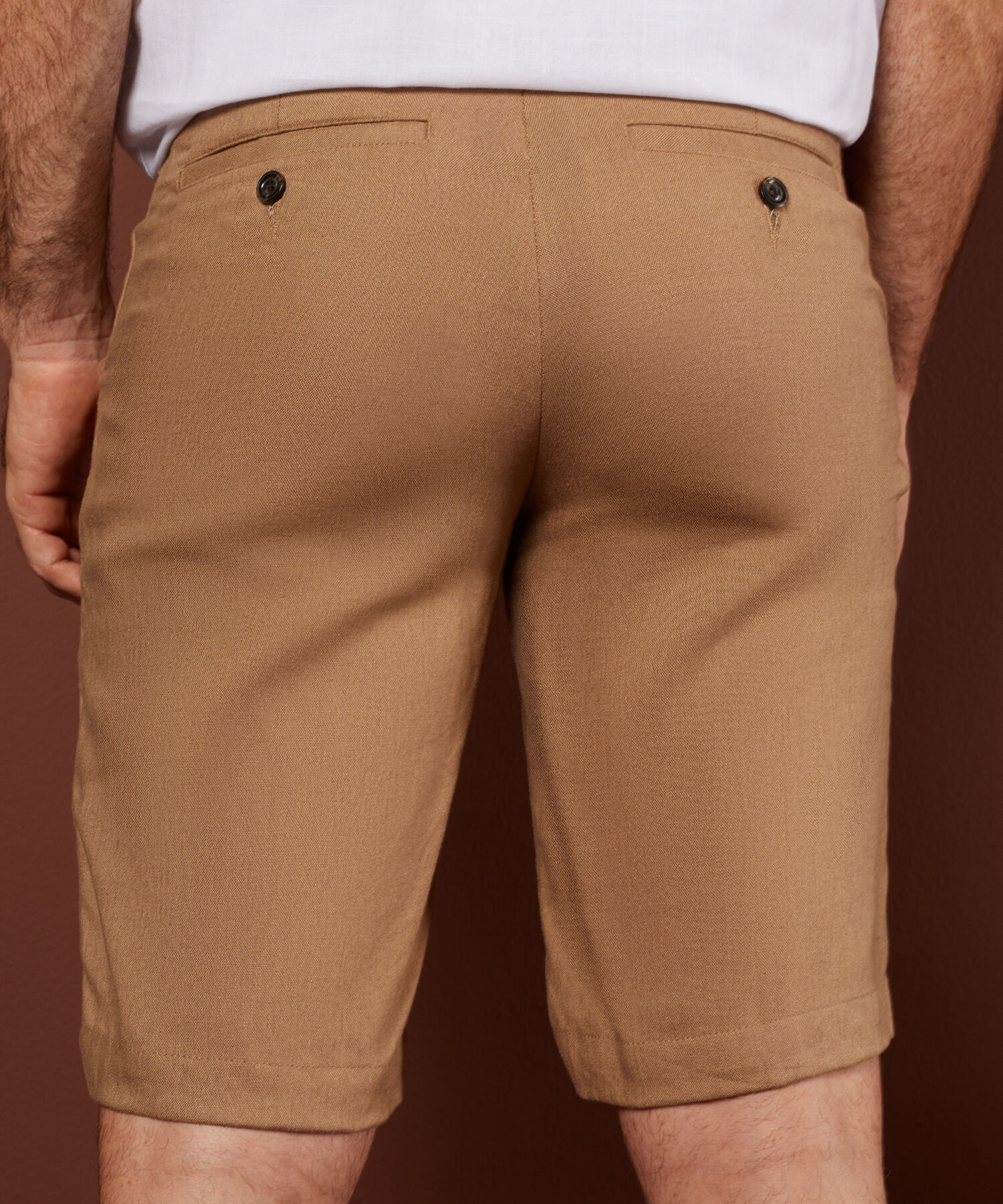 Bermuda Unicolor En Lino Tipo Chino Con Bolsillos Laterales Y Ribetes Traseros, Silueta Regular Fit