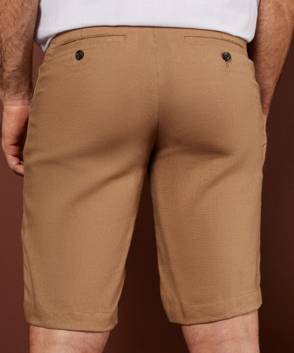 Bermuda Unicolor En Lino Tipo Chino Con Bolsillos Laterales Y Ribetes Traseros, Silueta Regular Fit