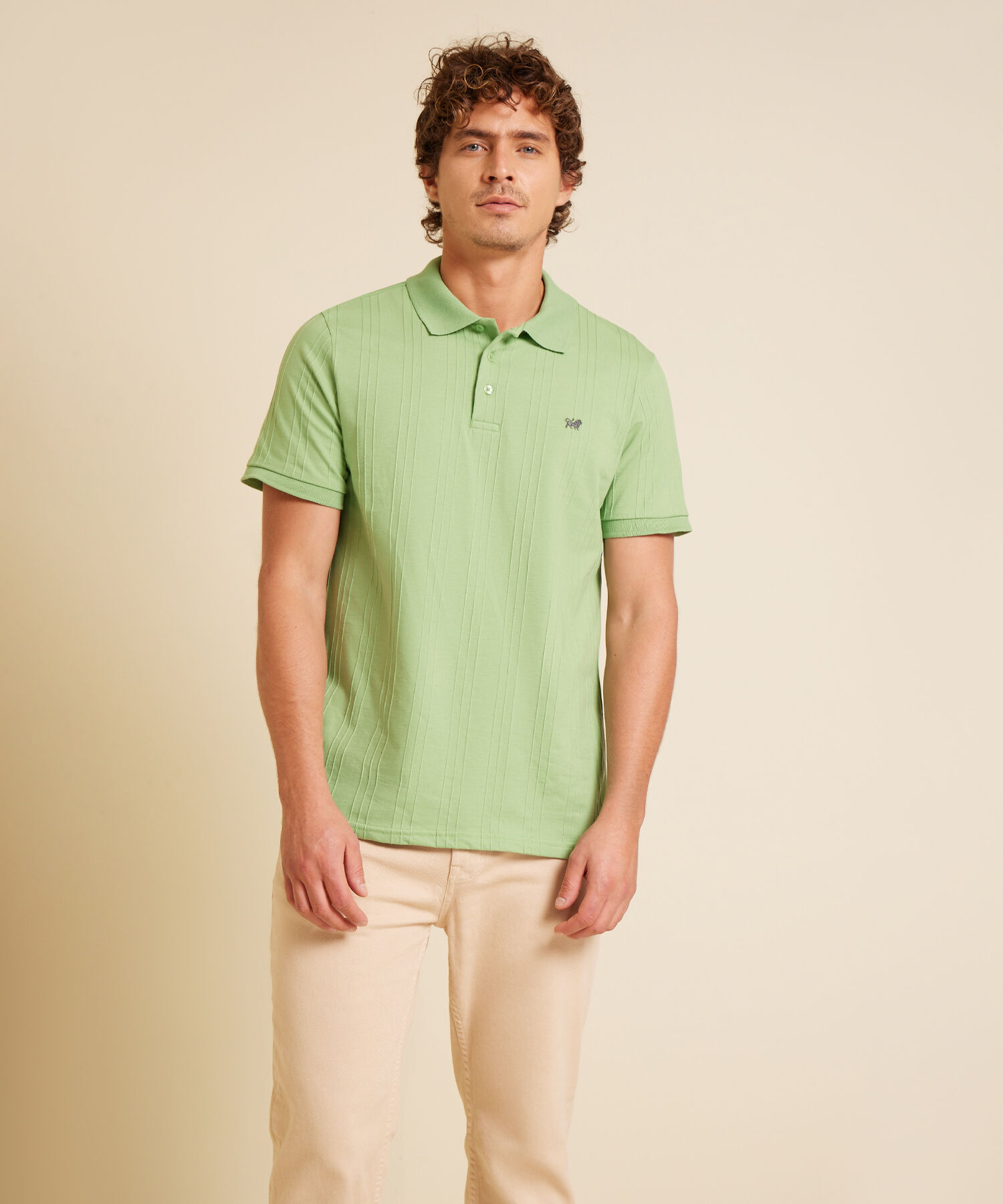Polo Unicolor Con Textura Cuello Y Pu&ntilde;os Tejidos Sin Bolsillo Con Silueta Regular Fit