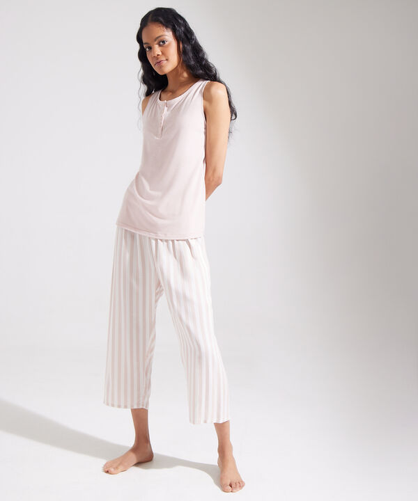 Pijama Camiseta Manga Sisa Y Pantalón Capri Estampado image number null