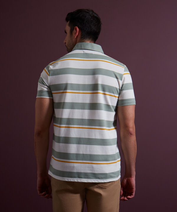 Polo Preteñida Cuello Duro Con Bolsillo, Pechera Y Banda En Contraste Unicolor, Silueta Regular Fit