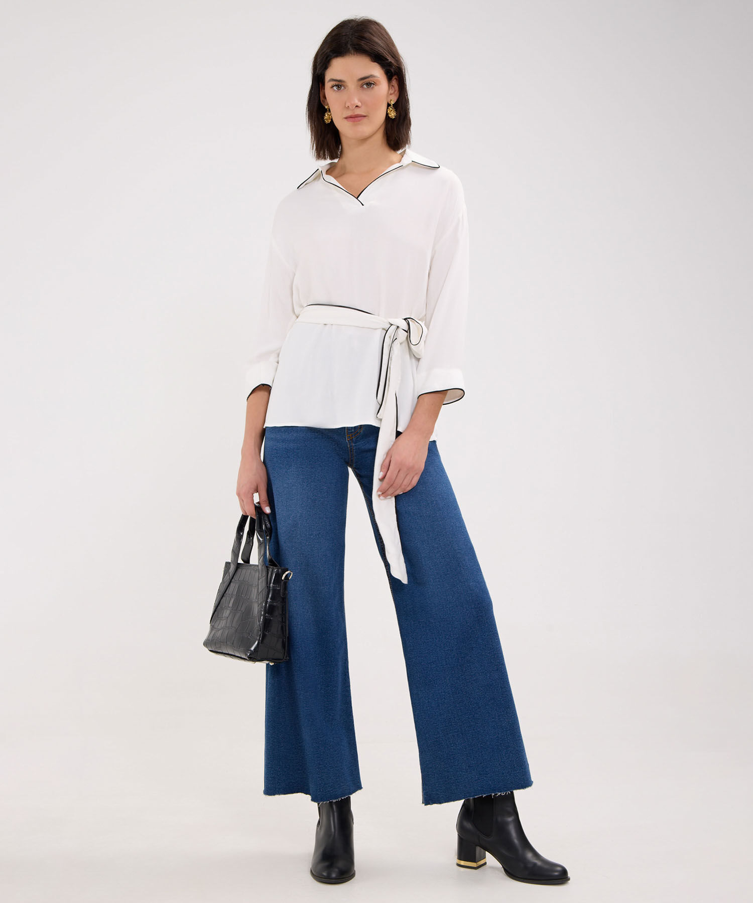 Blusa Escotada con Cinturón