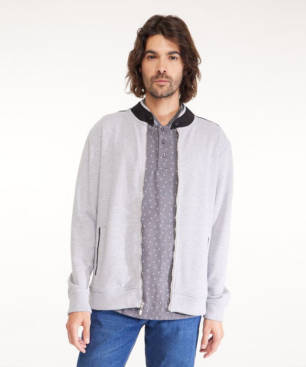 Buzo Abierto Tipo Bomber, Cuello Nerú, Bolsillos Ribete Laterales, Puños Tejidos Y Detalles En Hombros image number null