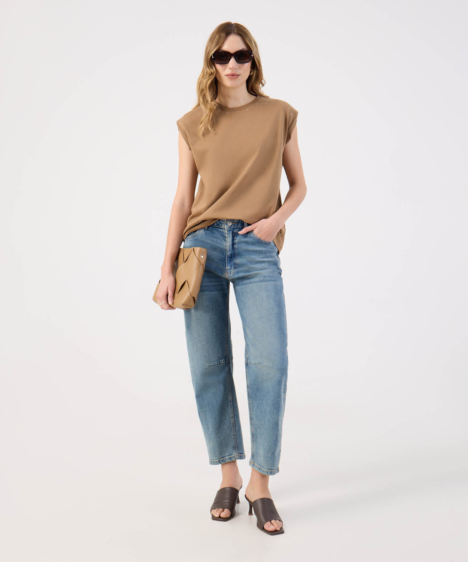 Camiseta Para Mujer con Hombro Caído y Tachuelas