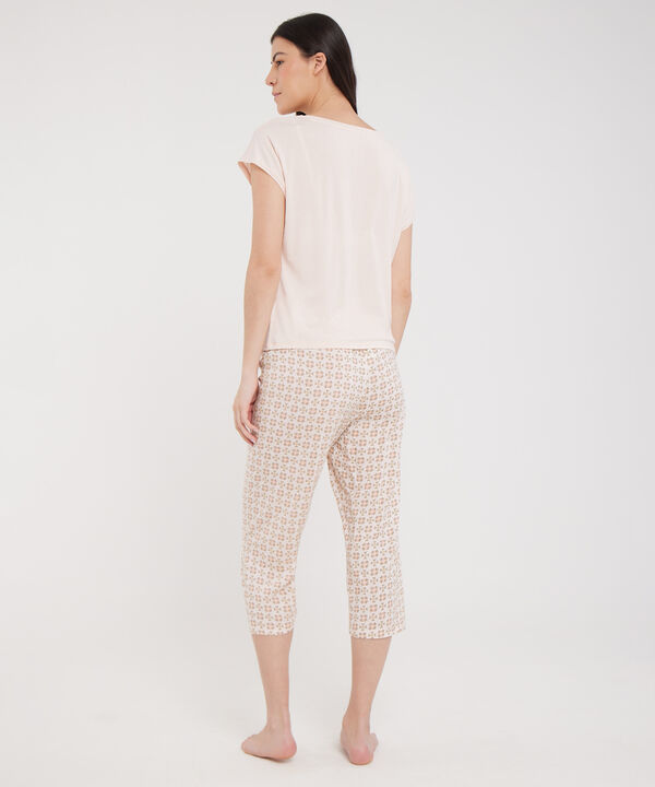 Pijama Camiseta Cuello En V Con Screen Y Pantalon Capri Tejido Plano