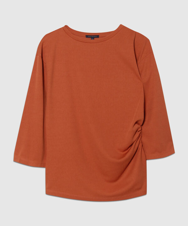 Camiseta Unicolor Textura Manga 3/4, Cuello Redondo Con Recogido En Costado