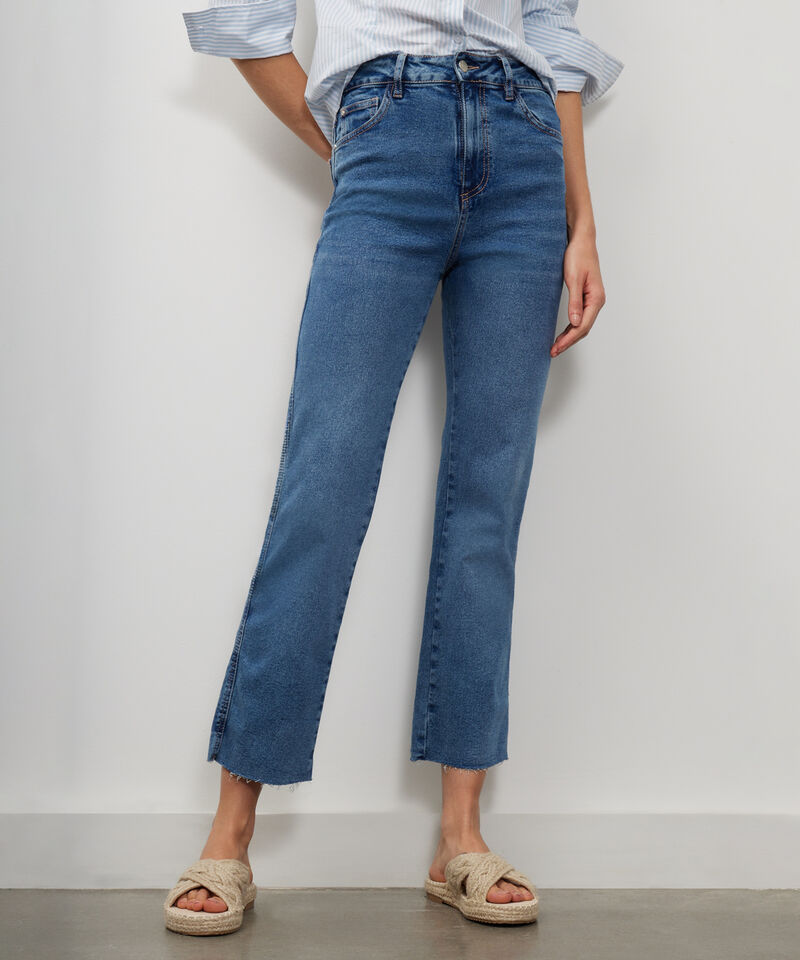 Jean Straight Ruedo Desflecado Tono Azul Medio.