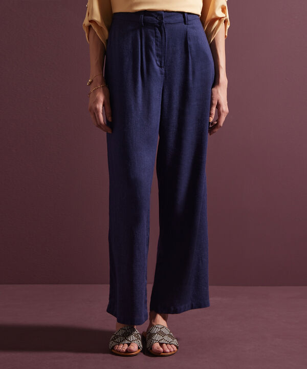 Pantalón Unicolor Tiro Alto Con Prenses, Bota Recta, Bolsillos Laterales Y Ribetes Traseros