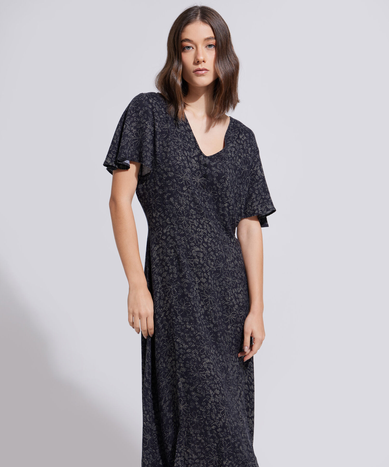 Vestido Estampado Manga Corta, Cuello V Con Botones En Centro Frente Y Aberturas Laterales En Delantero