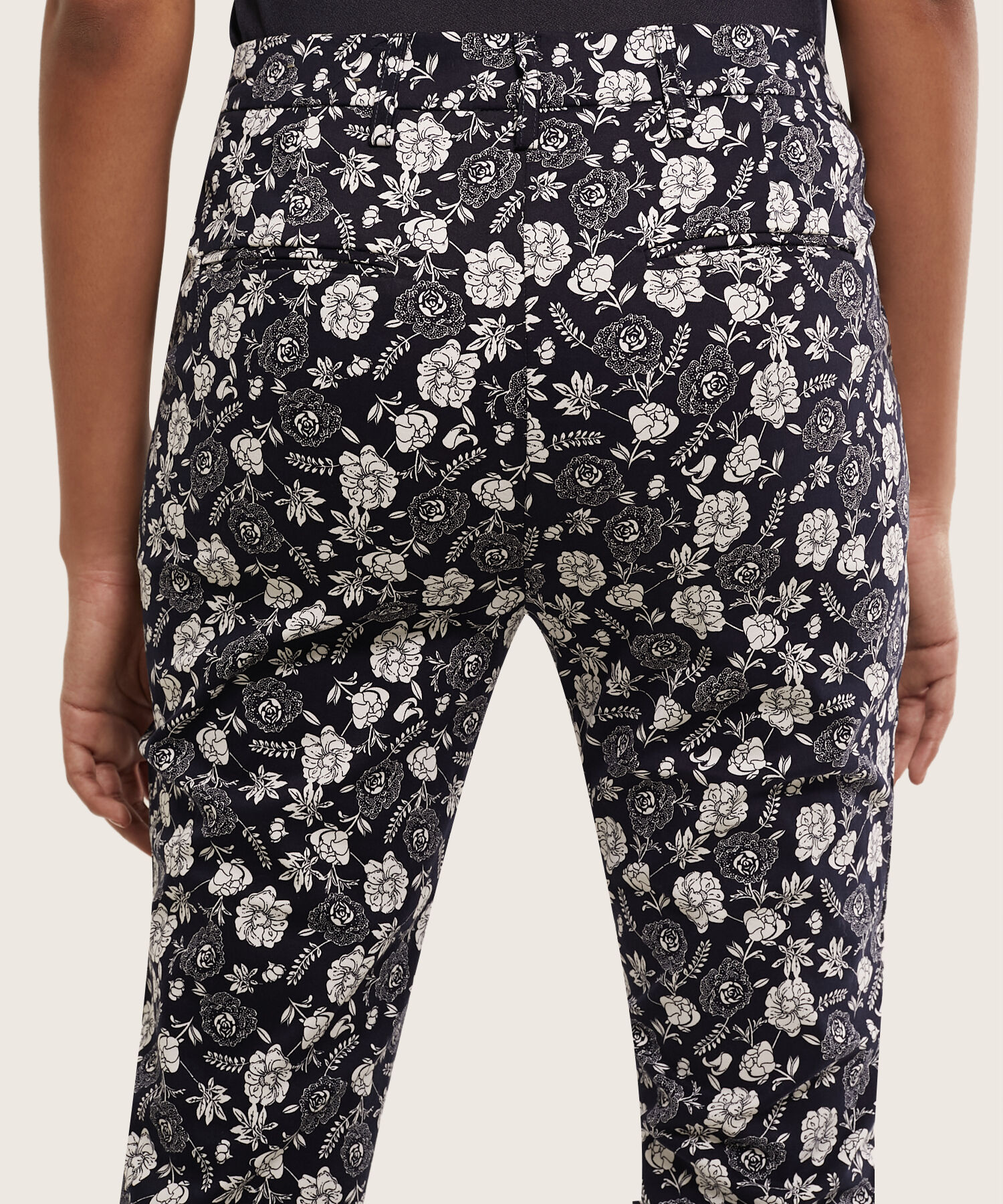 Pantalon Capri Con Bolsillos Laterales