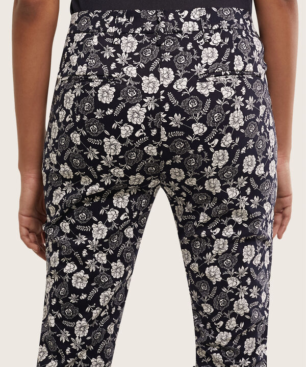 Pantalon Capri Con Bolsillos Laterales