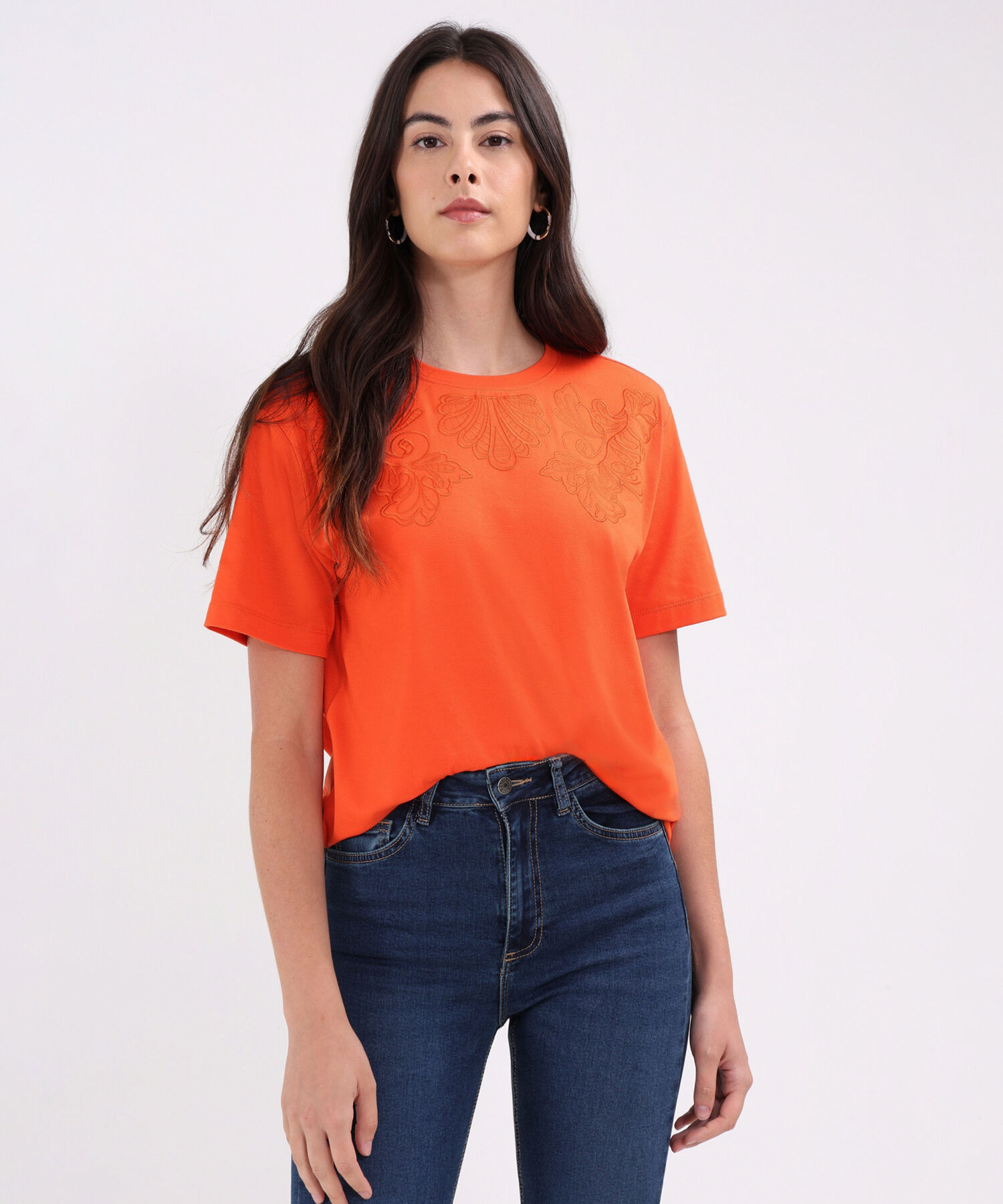 Camiseta Unicolor Con Bordado