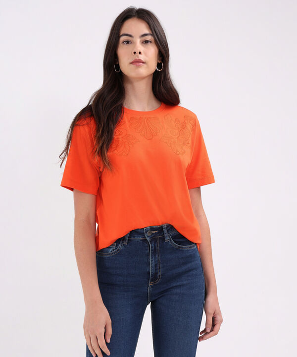 Camiseta Unicolor Con Bordado image number null