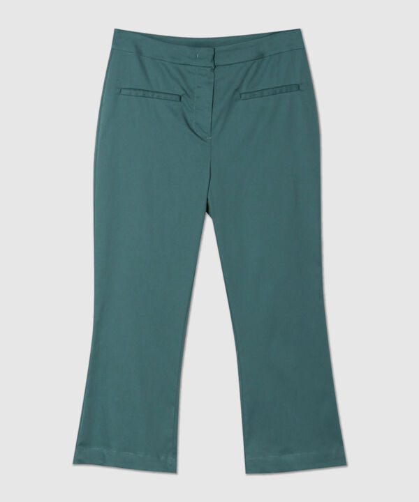 Pantalon Capri Flare Con Ribetes Decorativos En Frente