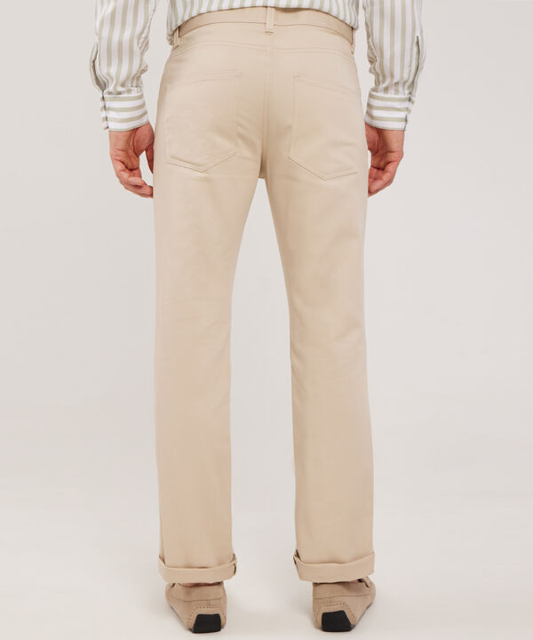 Pantalón Unicolor 5 Bolsillos Silueta Regular Fi­T. Magia En El Caribe