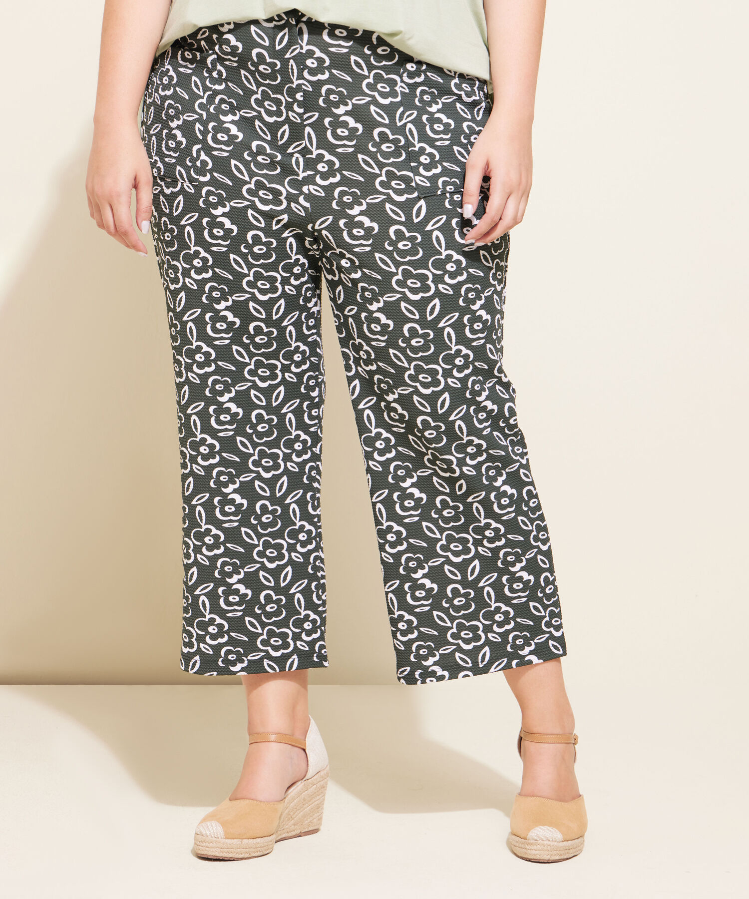 Pantalón Capri Estampado Con Bolsillos De Parche, Elástico En Costados Pretina