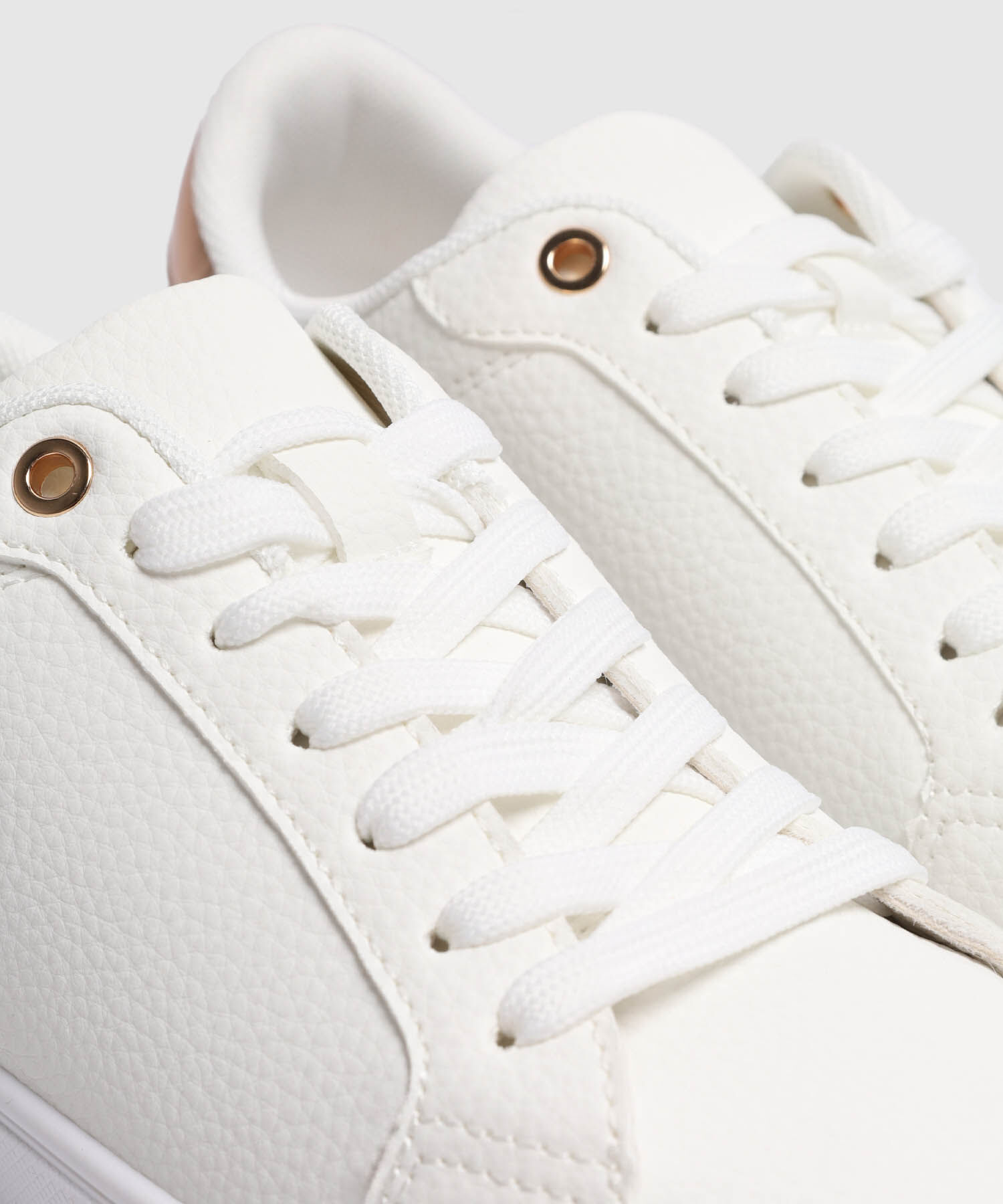 Tenis Urbanos Con Detalle Posterior