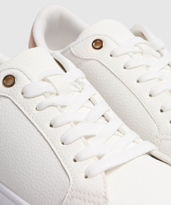 Tenis Urbanos Con Detalle Posterior image number null