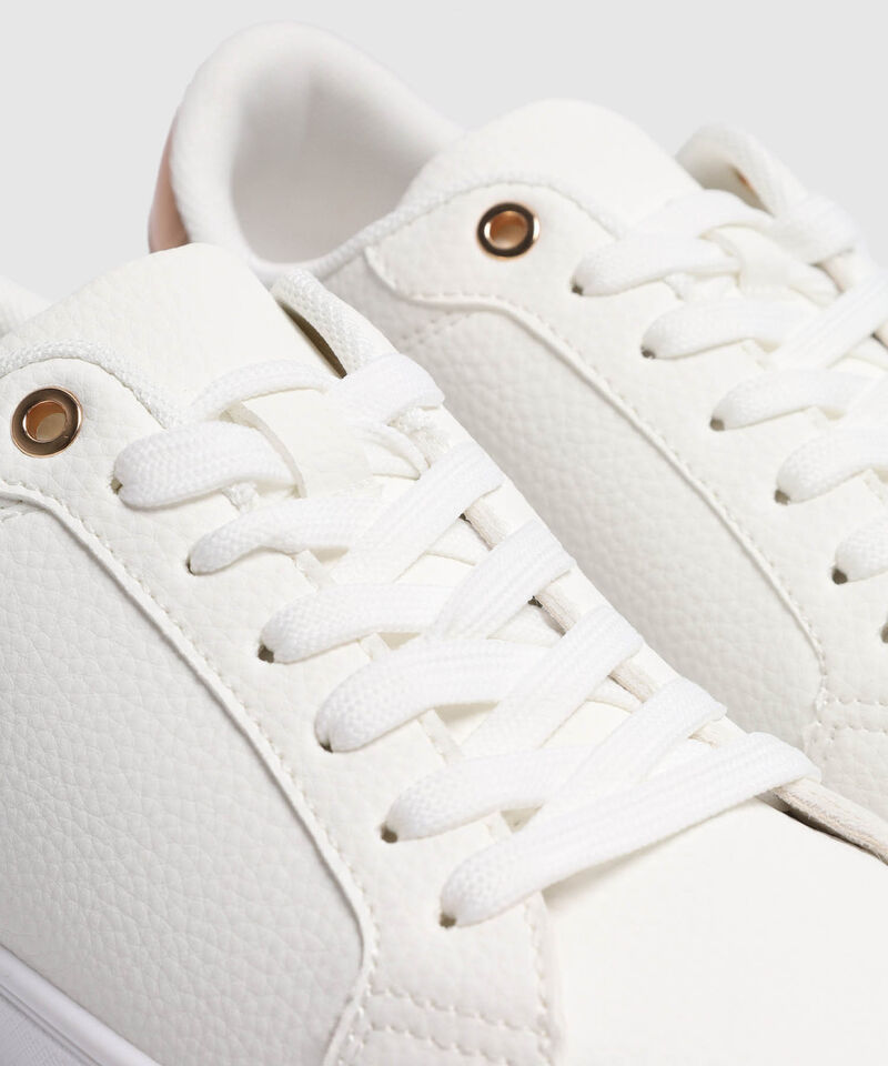 Tenis Urbanos Con Detalle Posterior