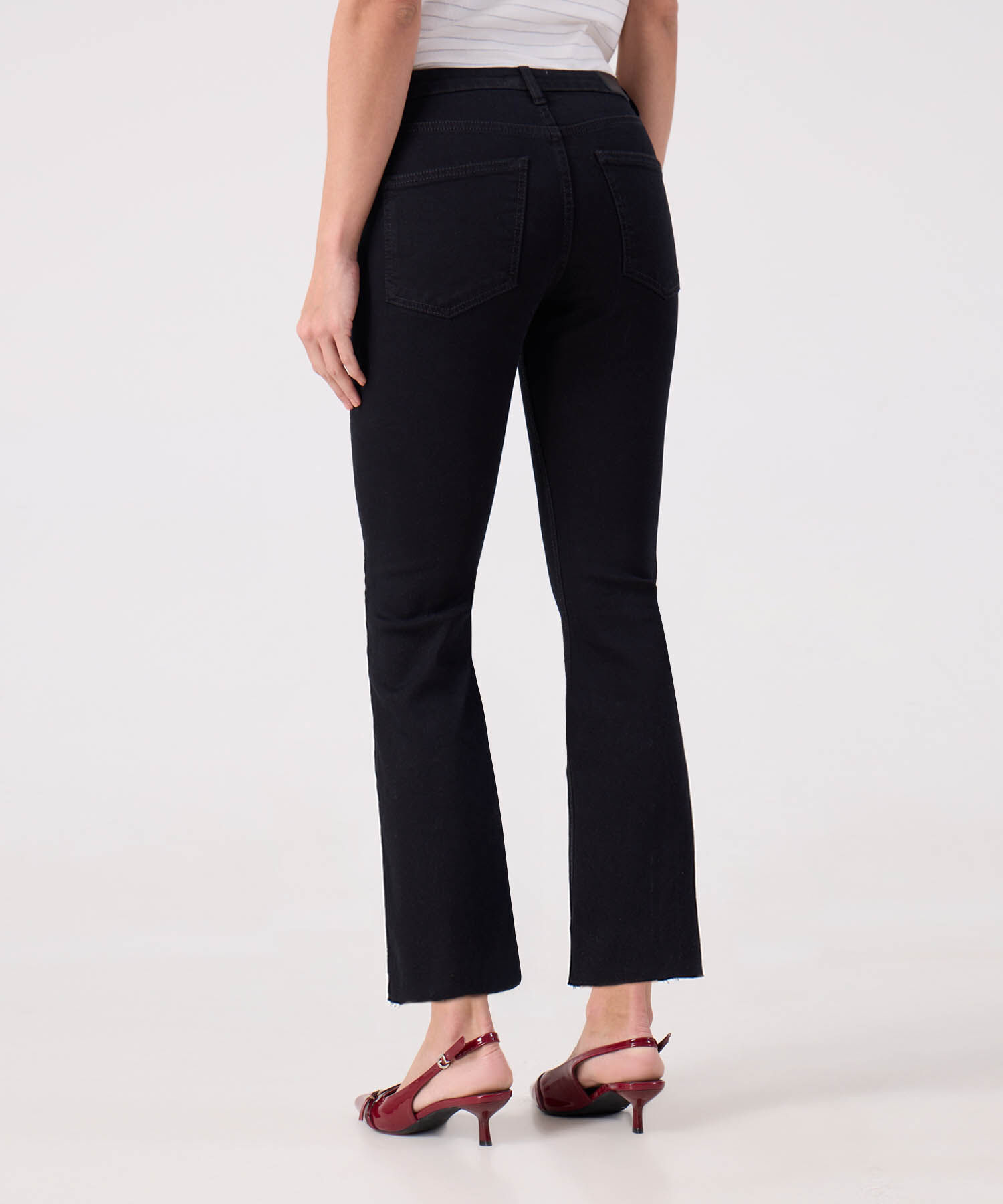Jeans Cropped Flare Tono Negro 