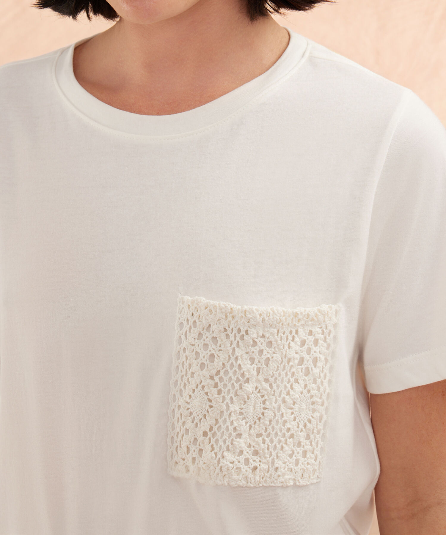 Camiseta Manga Corta  Con Bolsillo En Encaje
