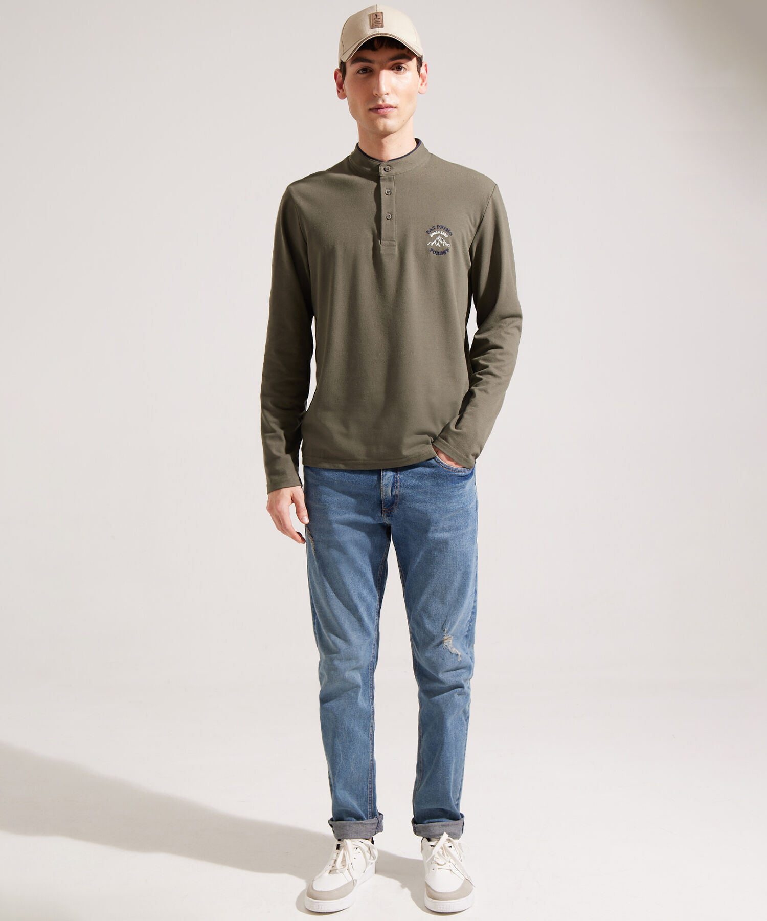 Camiseta Manga Langa Unicolor Con Bordado, Cuello Henley