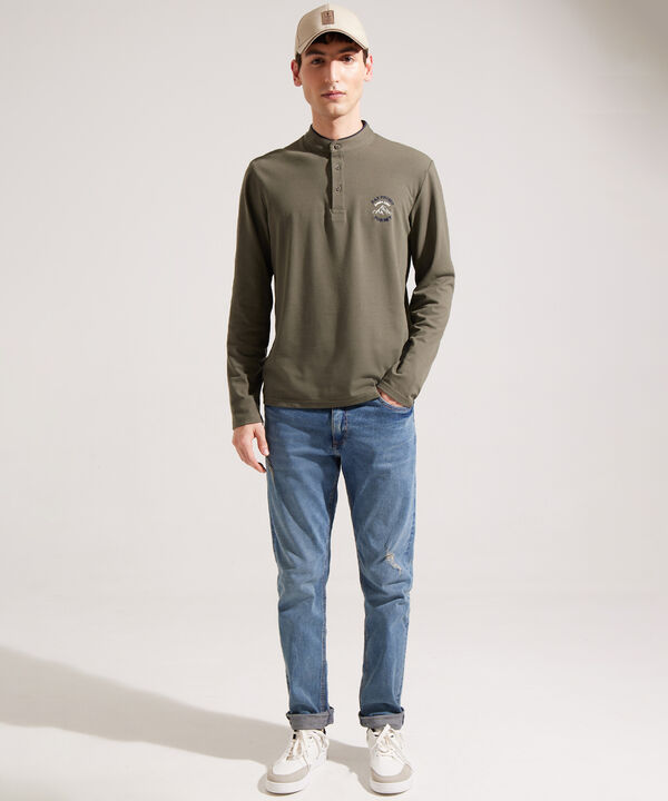 Camiseta Manga Langa Unicolor Con Bordado, Cuello Henley
