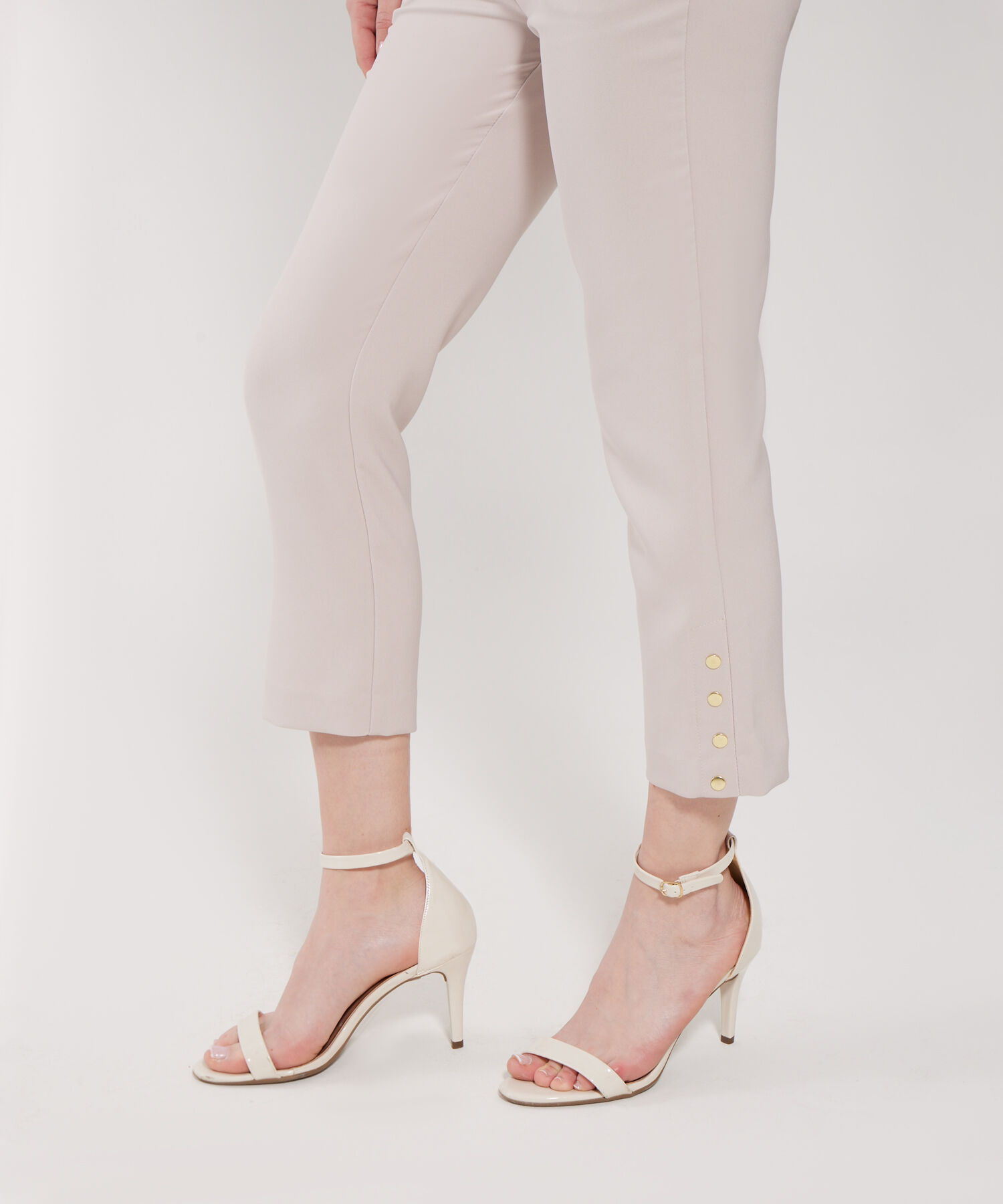 Pantalón Clásico Unicolor Con Botones En Bota