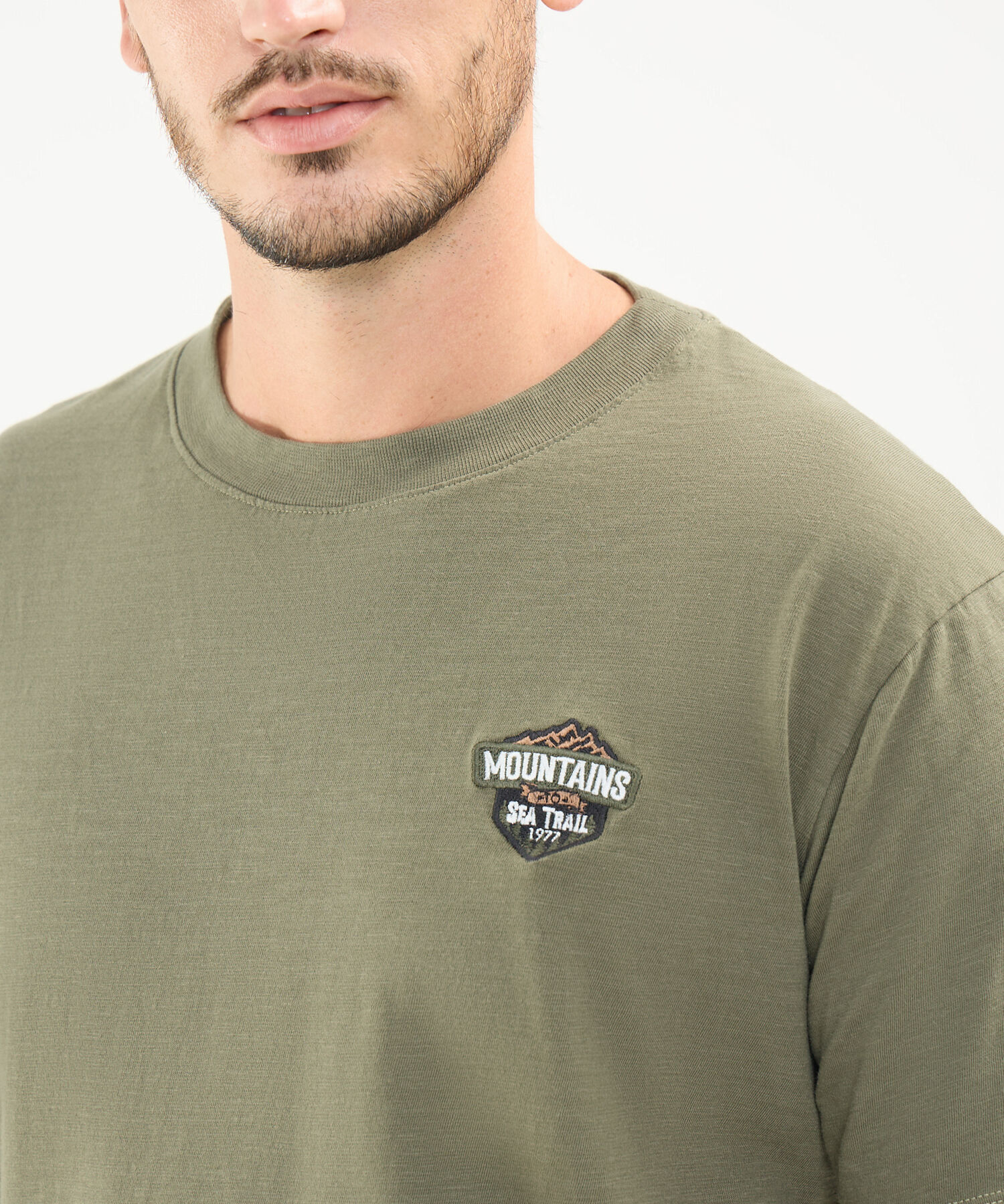 Camiseta con Aplique Bordado