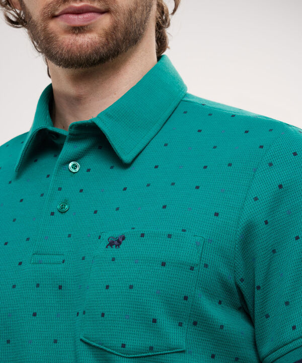 Polo Estampada, Cuello Maquina Con Bolsillo, Silueta Regular Fit