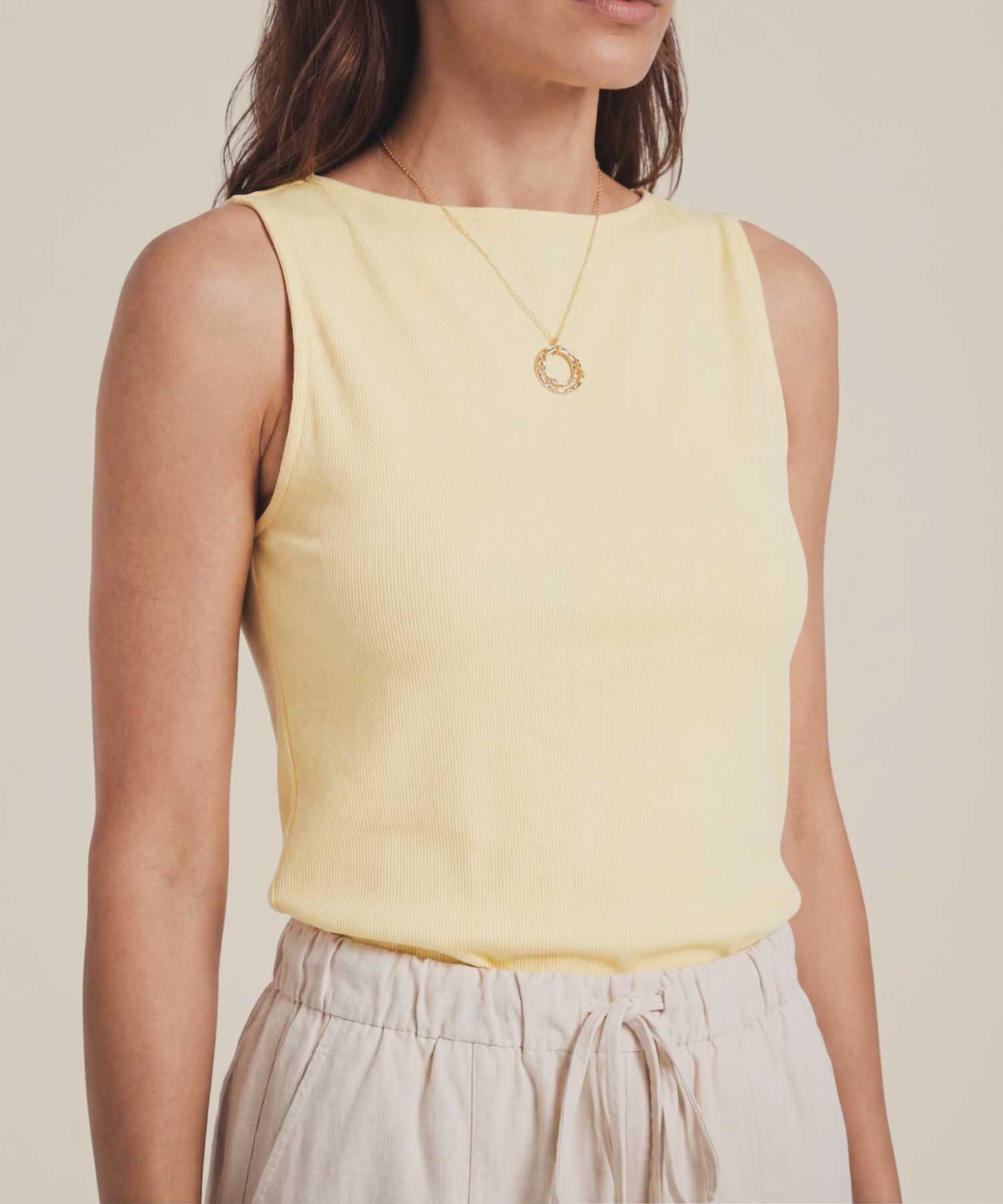 Camiseta Sisa de Cuello Bote para Mujer