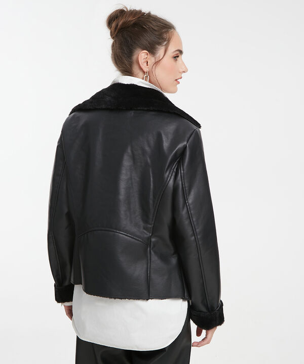 Chaqueta Con Pelo En Mangas Y Cuello Tipo Biker