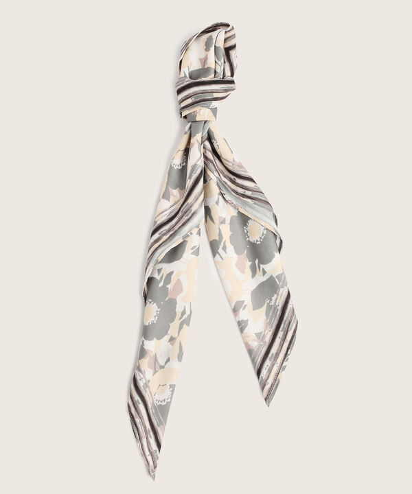 Bufanda Tipo Pa&ntilde;oleta En Sat&iacute;n Estampada image number null